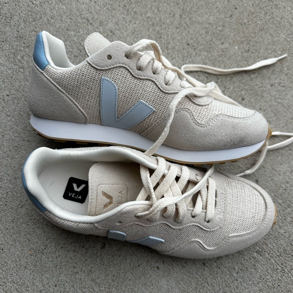 VEJA Beige Sneakers with Blue Accents - Picture 2 of 5